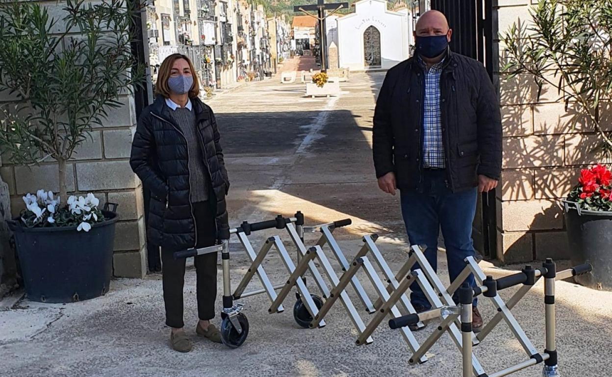 El alcalde, Eugenio Fortaña, junto al nuevo portaféretros. 