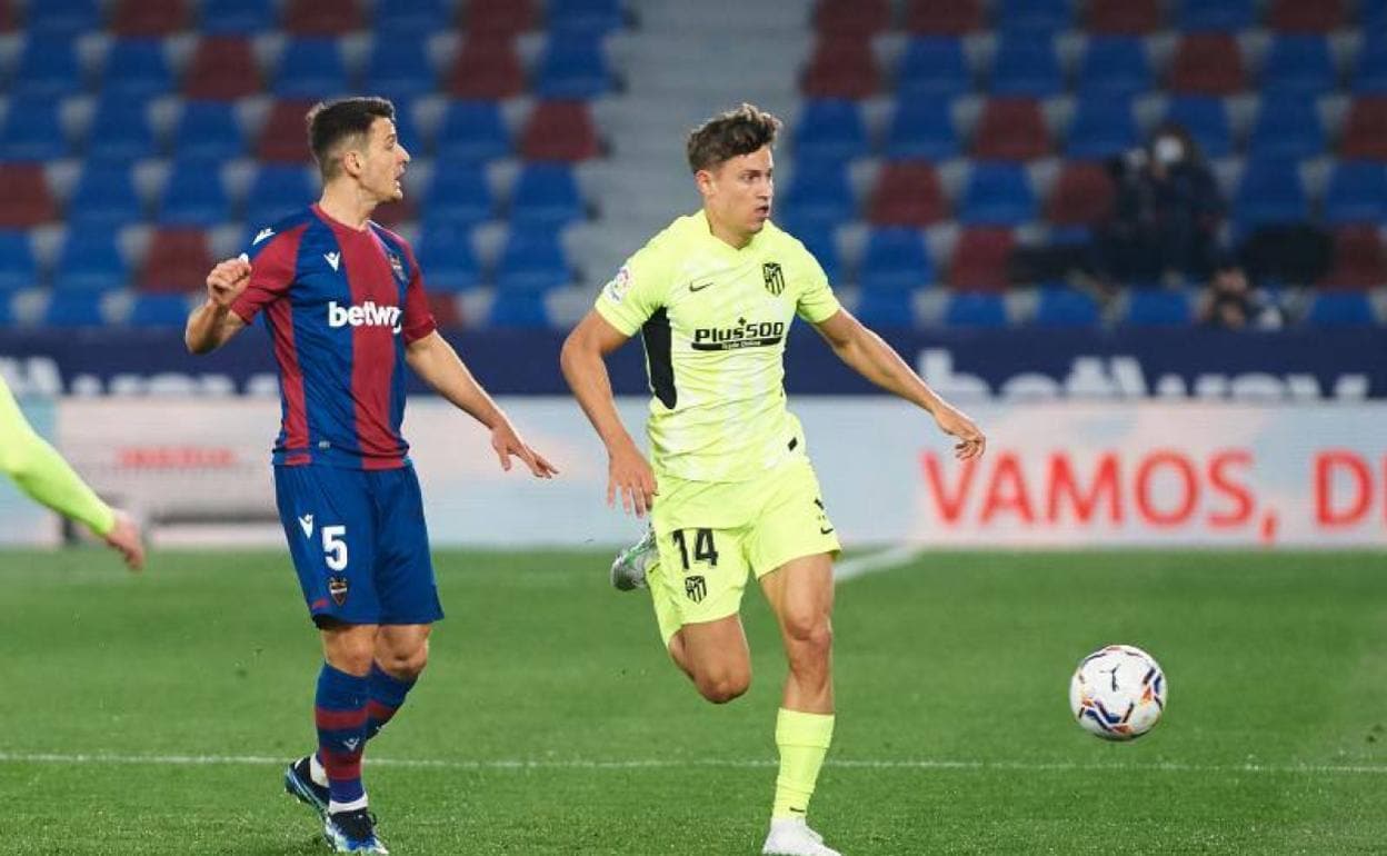 Radoja, junto a Llorente en el partido del miércoles. 