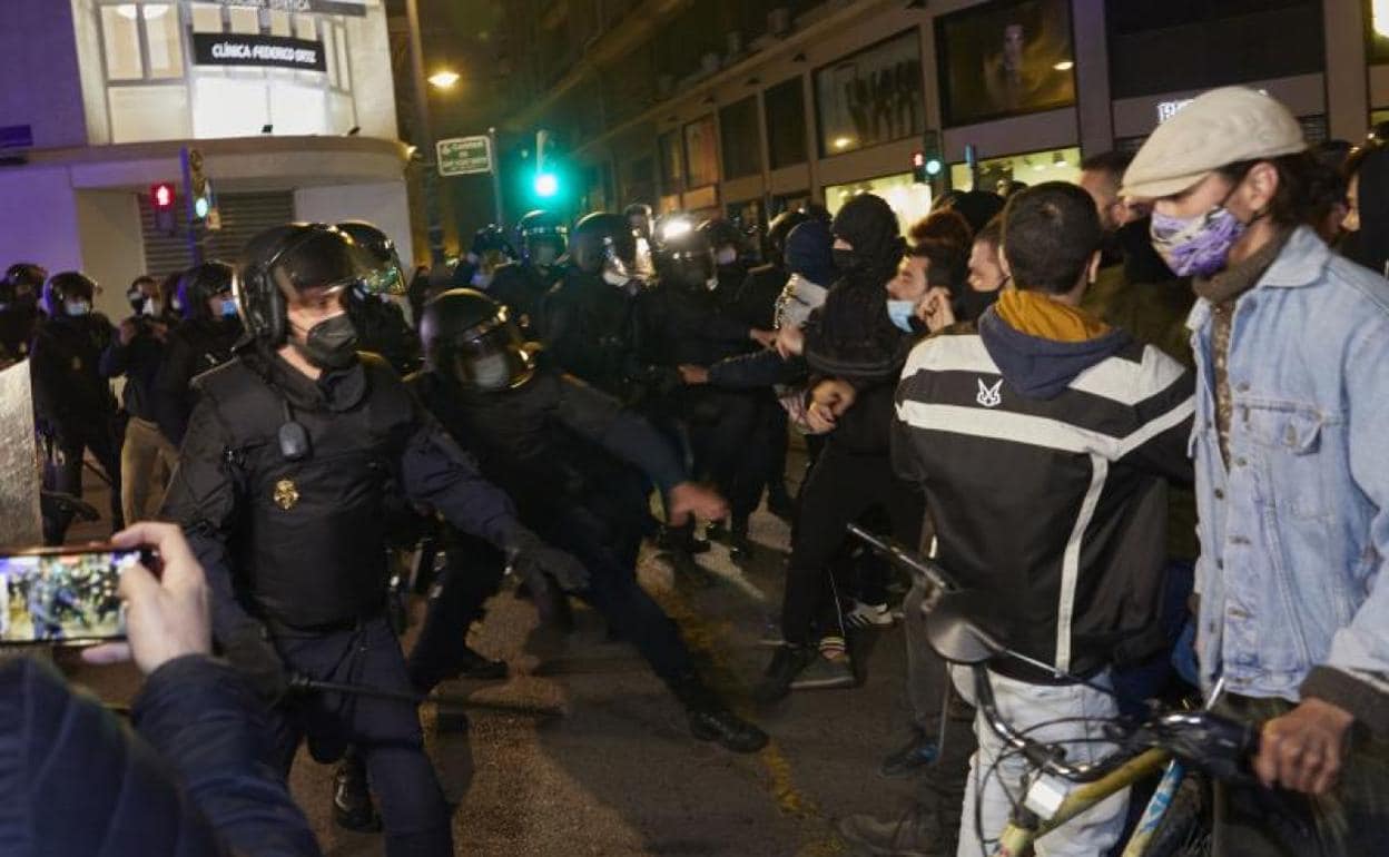Un grupo de policías carga contra los manifestantes que iniciaron los primeros incidentes. 