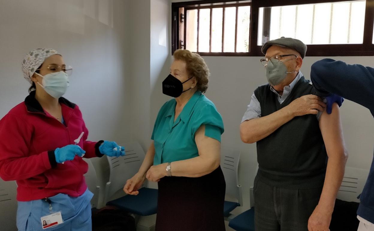 Dos de los mayores de Benifiació que han recibido la vacuna en el centro de salud.
