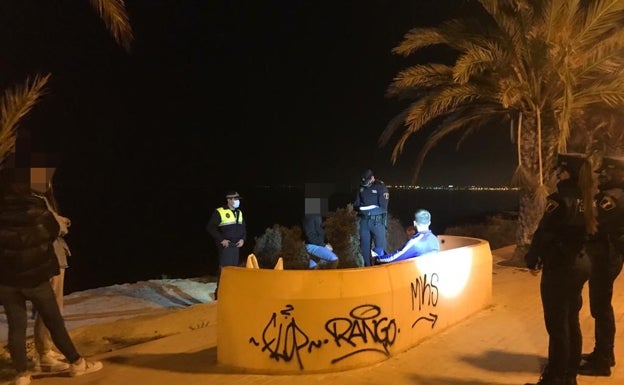 La Policía Local de Alicante disuelve seis botellones con 138 personas gracias a la ayuda del dron