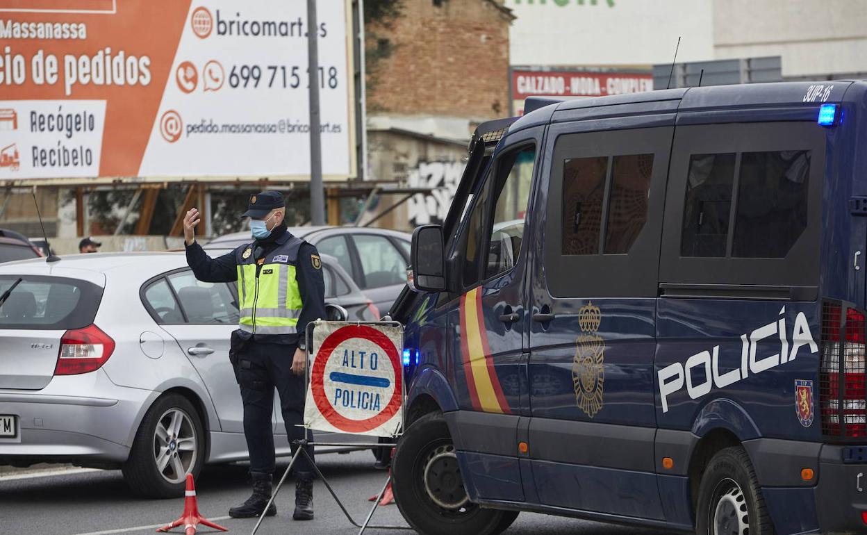 Uno de los controles desplegados este mes por la Policía Nacional en Valencia. 