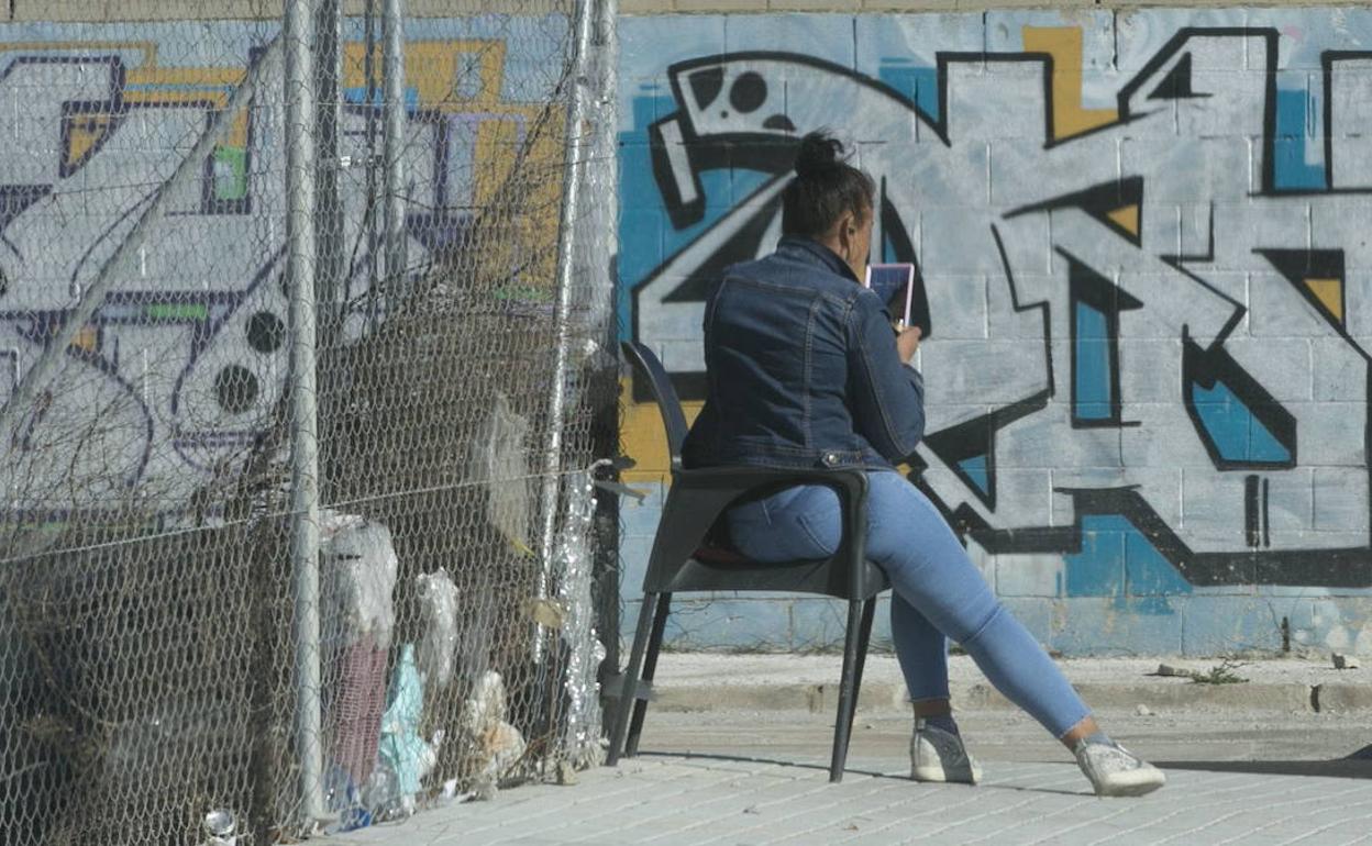 Una mujer de origen rumano ejerce la prostitución cerca de la Pista de Silla. 