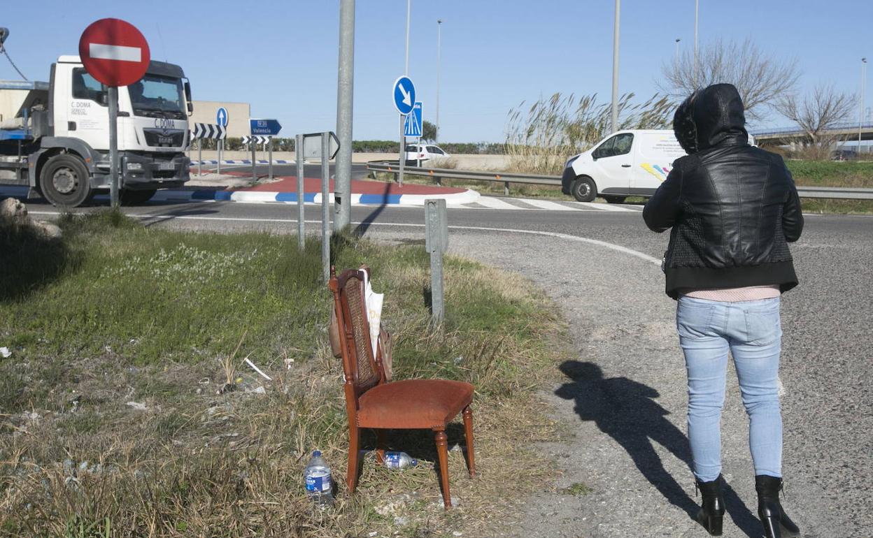 Una de las mujeres que ejerce la prostitución junto a la Pista de Silla, cerca de donde apareció asesinada Florina Gogos. 