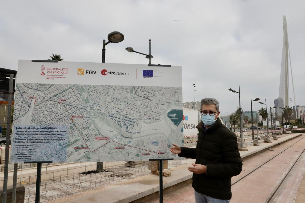 El conseller Arcadi España, junto al plano de las líneas de Ciudad de las Ciencias y Nazaret . irene marsilla