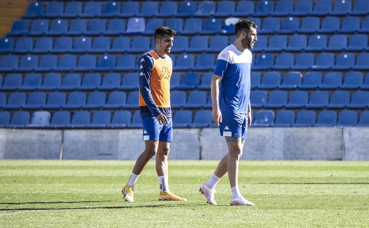 El portugués Correia y el delantero catalán Benja, ayer, en la última sesión de trabajo en el Rico Pérez. 