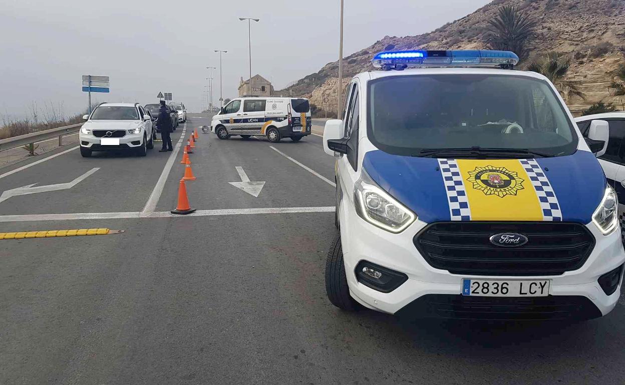 Los agentes, ayer, en uno de los controles a la altura de Ciudad de la Luz. 