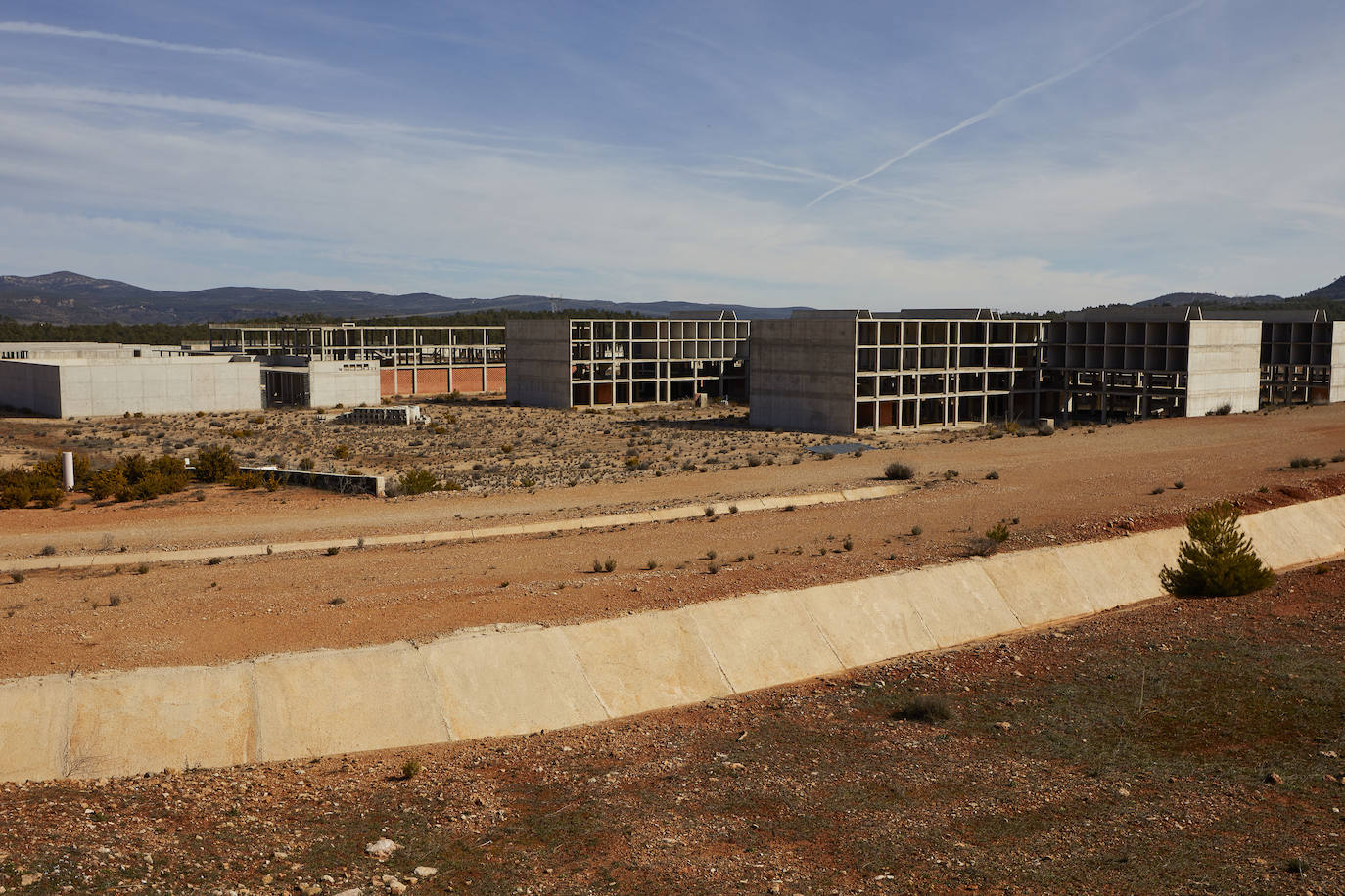 La segunda prisión de Valencia cumple nueve años con las obras paralizadas en Siete Aguas mientras Interior cambia el proyecto inicial por el de un psiquiátrico penitenciario «que se asemeje a un pueblo»