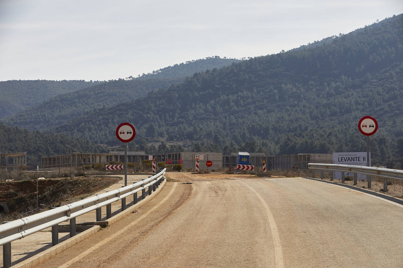 La segunda prisión de Valencia cumple nueve años con las obras paralizadas en Siete Aguas mientras Interior cambia el proyecto inicial por el de un psiquiátrico penitenciario «que se asemeje a un pueblo»