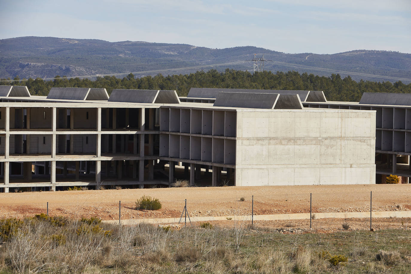 La segunda prisión de Valencia cumple nueve años con las obras paralizadas en Siete Aguas mientras Interior cambia el proyecto inicial por el de un psiquiátrico penitenciario «que se asemeje a un pueblo»