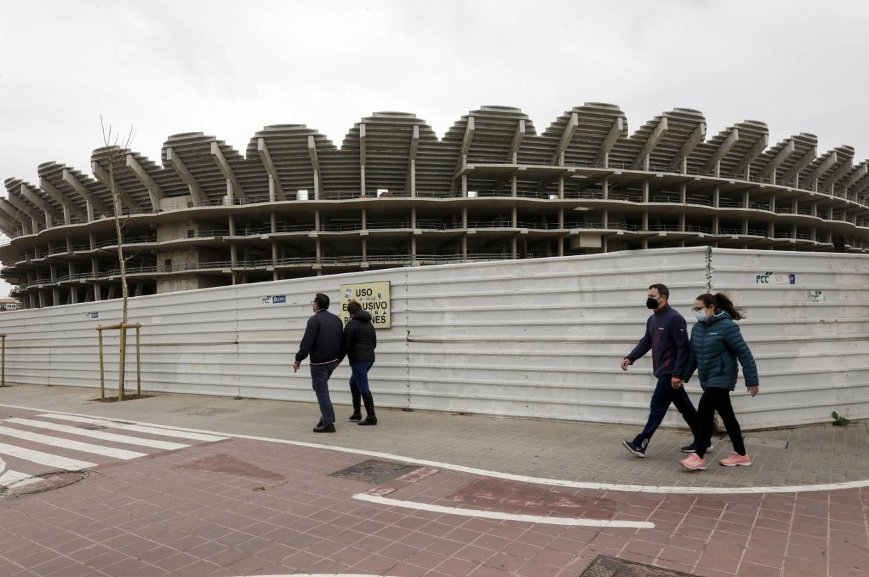 Varios ciudadanos, paseando ayer por las inmediaciones del nuevo Mestalla. irene marsilla