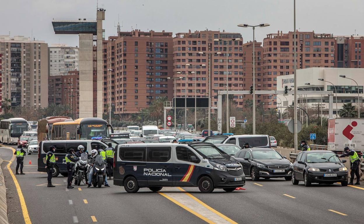 Uno de los controles de la Policía Nacional en Valencia.