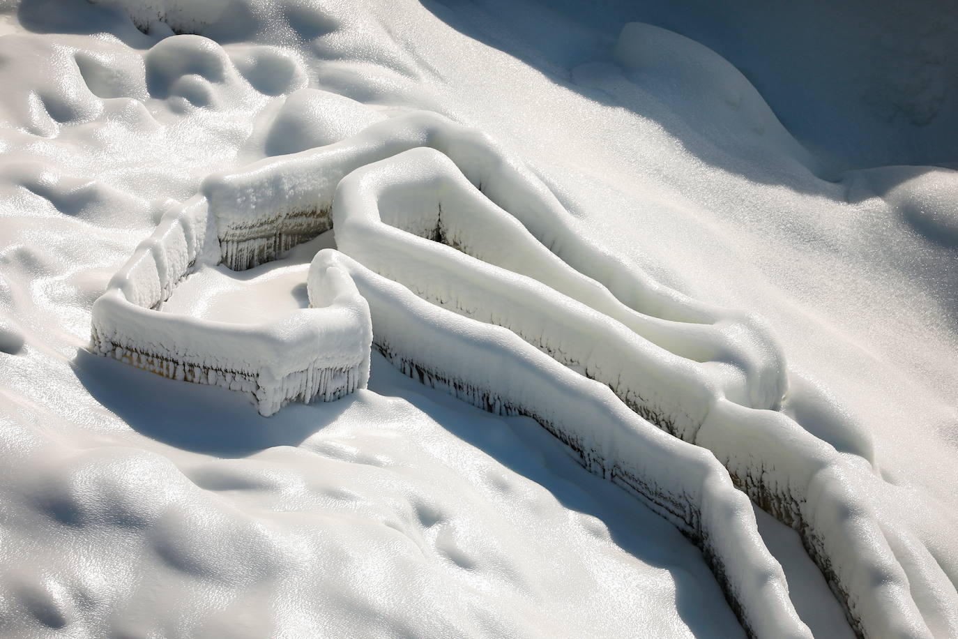 El frío extremo del invierno en América del Norte y Canadá nos brinda una estampa espectacular de las Cataratas del Niágara. Casi congeladas. La nieve y las acumulaciones de hielo crean un verdadero paraíso invernal. Imposible resistirse a una foto con este magnífico espectáculo de la naturaleza. Será por unos dias más. La previsión mantiene las temperaturas gélidas y anuncia más nevadas. 