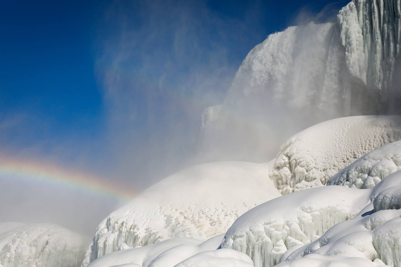 El frío extremo del invierno en América del Norte y Canadá nos brinda una estampa espectacular de las Cataratas del Niágara. Casi congeladas. La nieve y las acumulaciones de hielo crean un verdadero paraíso invernal. Imposible resistirse a una foto con este magnífico espectáculo de la naturaleza. Será por unos dias más. La previsión mantiene las temperaturas gélidas y anuncia más nevadas. 