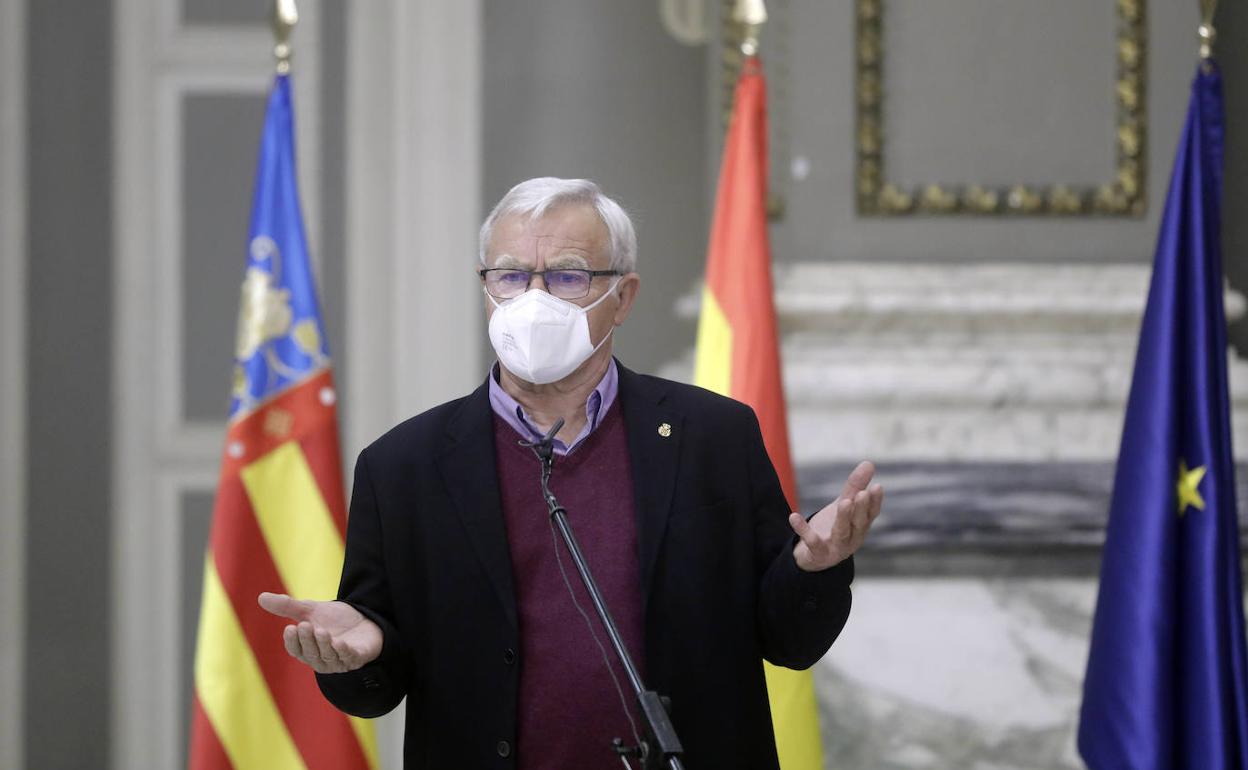 El alcalde Joan Ribó, en el Salón de Cristales del Ayuntamiento. 