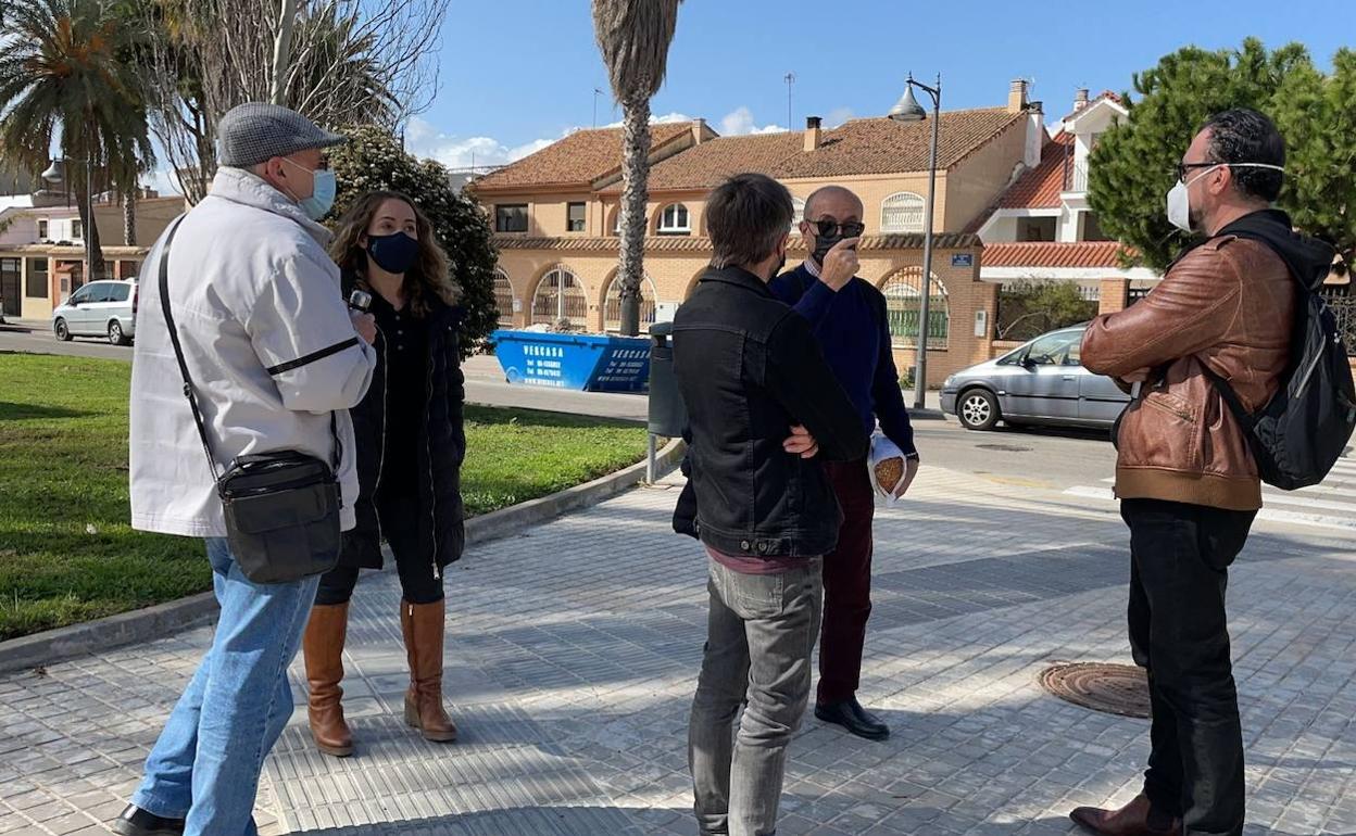 La concejala Tello, junto con vecinos y artistas esta mañana en Nazaret. 