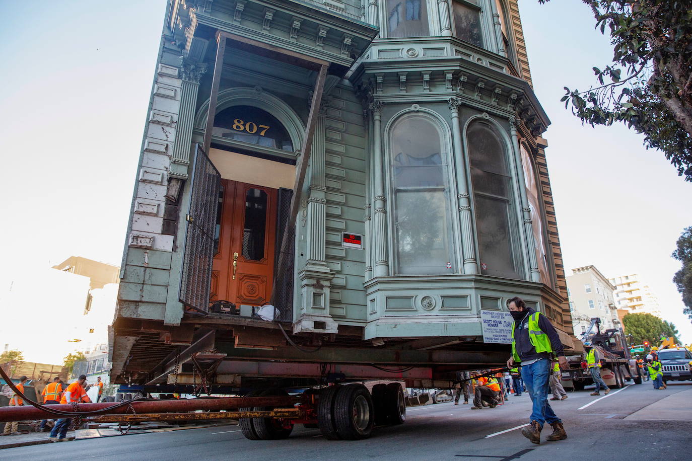 Hacía mucho tiempo que no se contemplaba un espectáculo así en San Francisco. No todos los días se ve desfilar un chabolo de 139 años de edad sobre un convoy. Salvo este domingo, en que se obró el prodigio. 