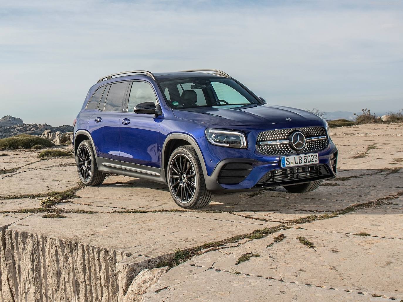 Imagen principal - Nuevo Mercedes Benz SUV GLB 200d desde 175* euros al mes: hasta siete plazas y repleto de tecnología