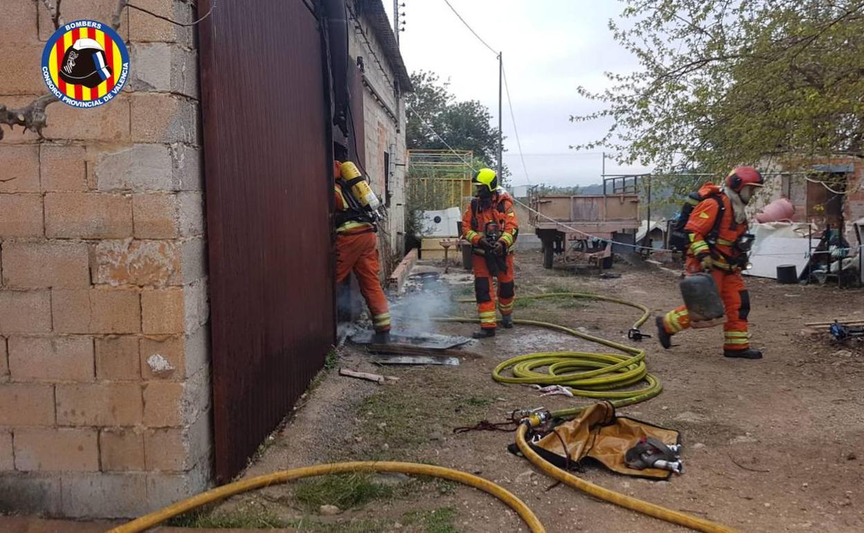 Bomberos trabajan en la extinción del fuego