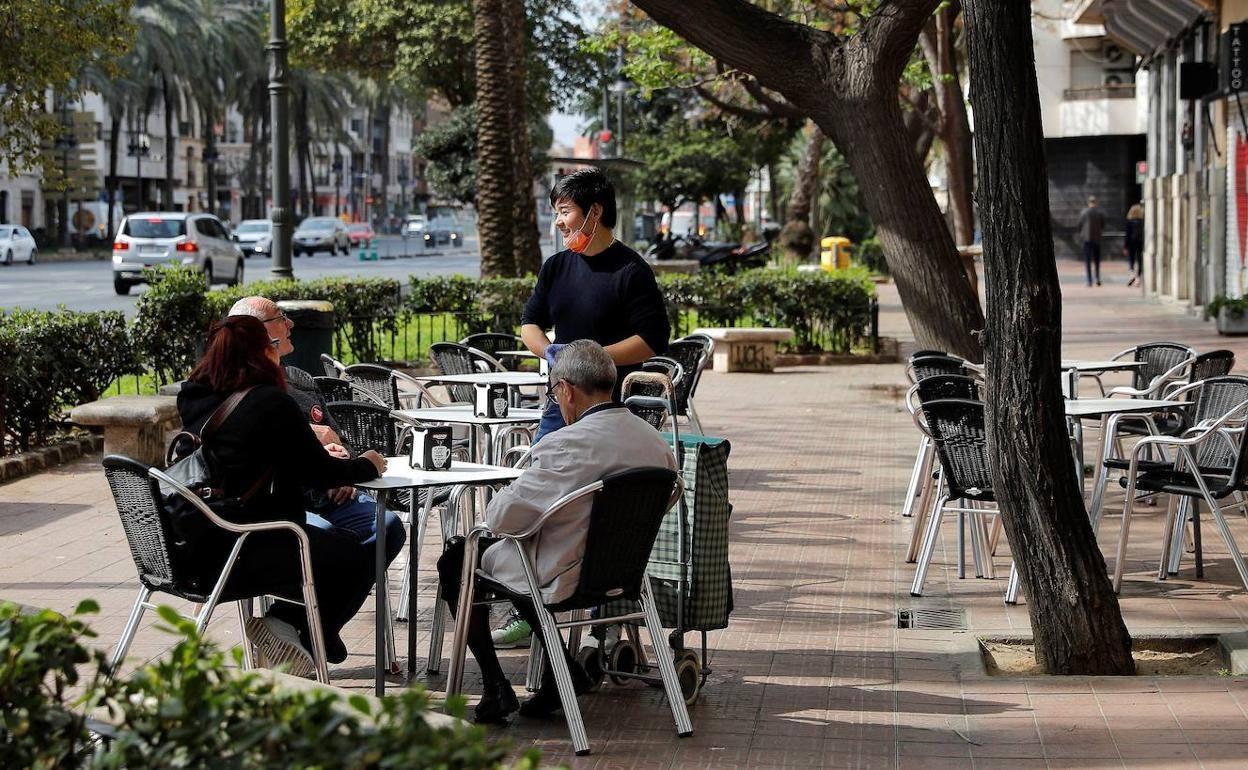 Foto de archivo de un grupo de personas en una terraza de Valencia.