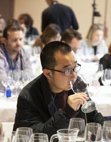 Imagen secundaria 2 - Dabiz Muñoz y Fernando Sáenz, durante la conferencia en la edición de 2020; la cocinera Camila Ferraro, del restaurante sevillano Sobretablas, sonríe tras ganar el premio Cocinero Revelación; y una cata de vino en MAdrid Fusión 2020. 