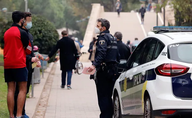 La policía vigila el uso de la mascarilla. 