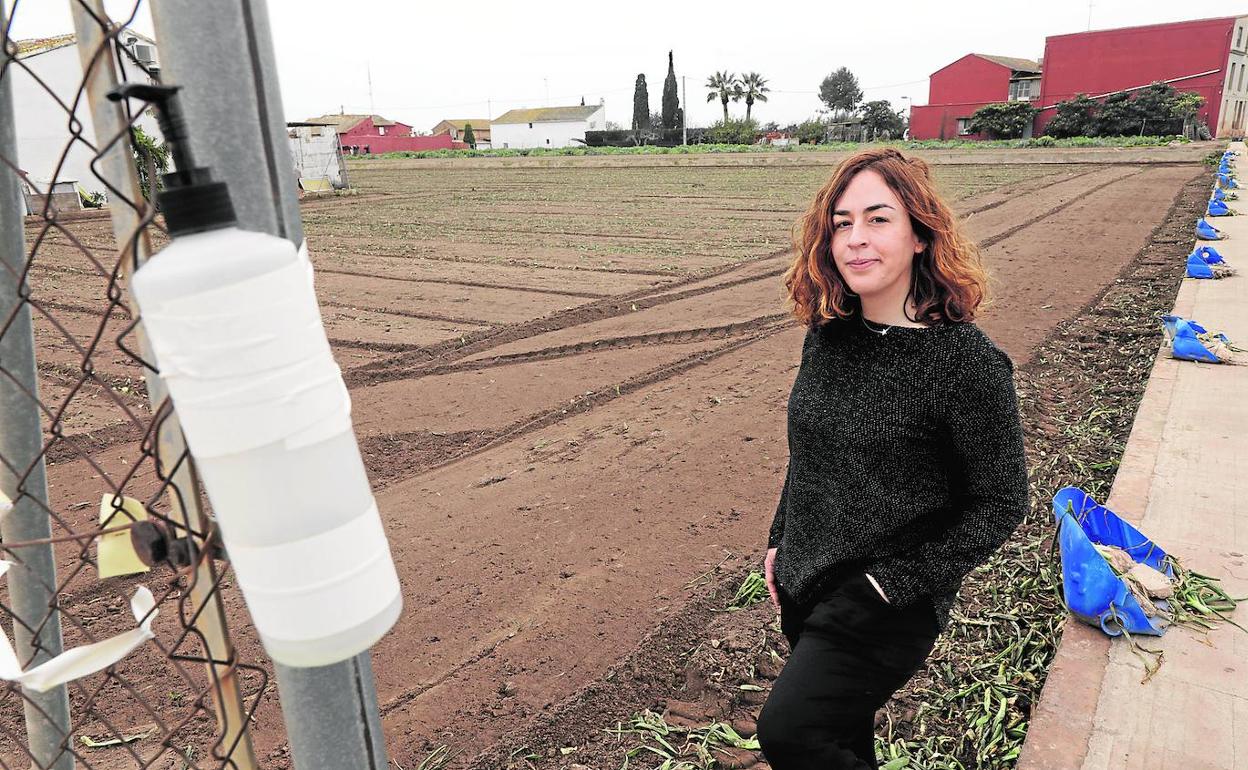 La precursora de la iniciativa, María Sanchis, a las puertas del campo ya tractorado. 