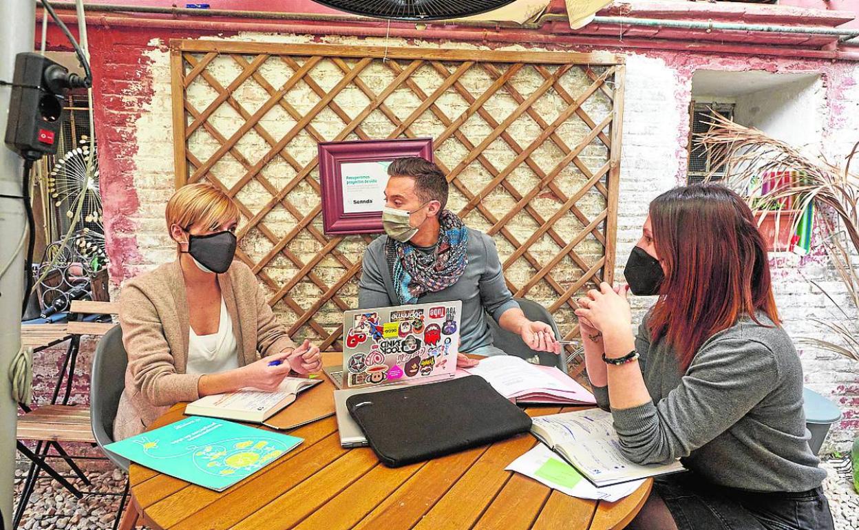 Profesionales de Sennda en una de las instalaciones de la empresa, ayer.
