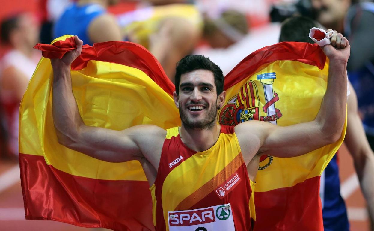 Jorge Ureña celebra la medalla de plata que logró en Belgrado en 2017. 