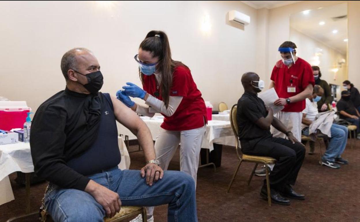 Varias personas reciben la vacuna de Pfizer en Nueva York.