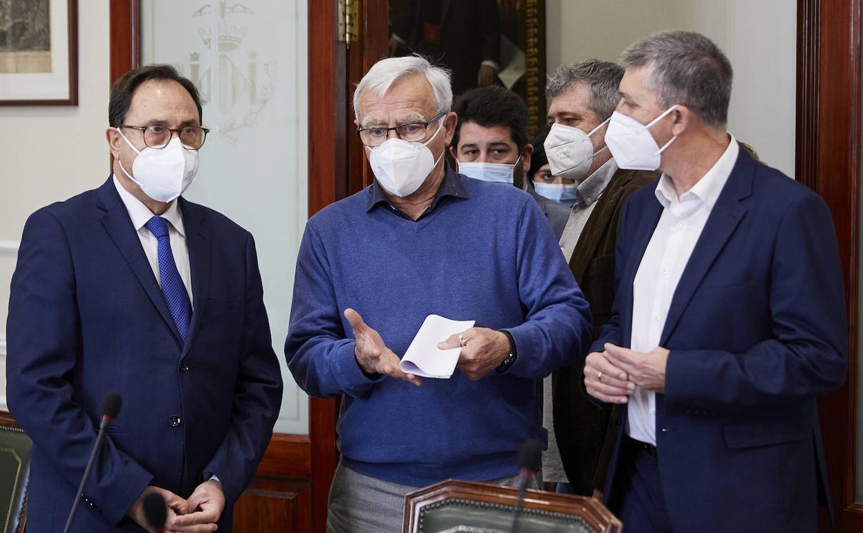 Los consellers Vicent Soler y Rafael Climent junto al alcalde Joan Ribó en una reunión de Feria Valencia. 