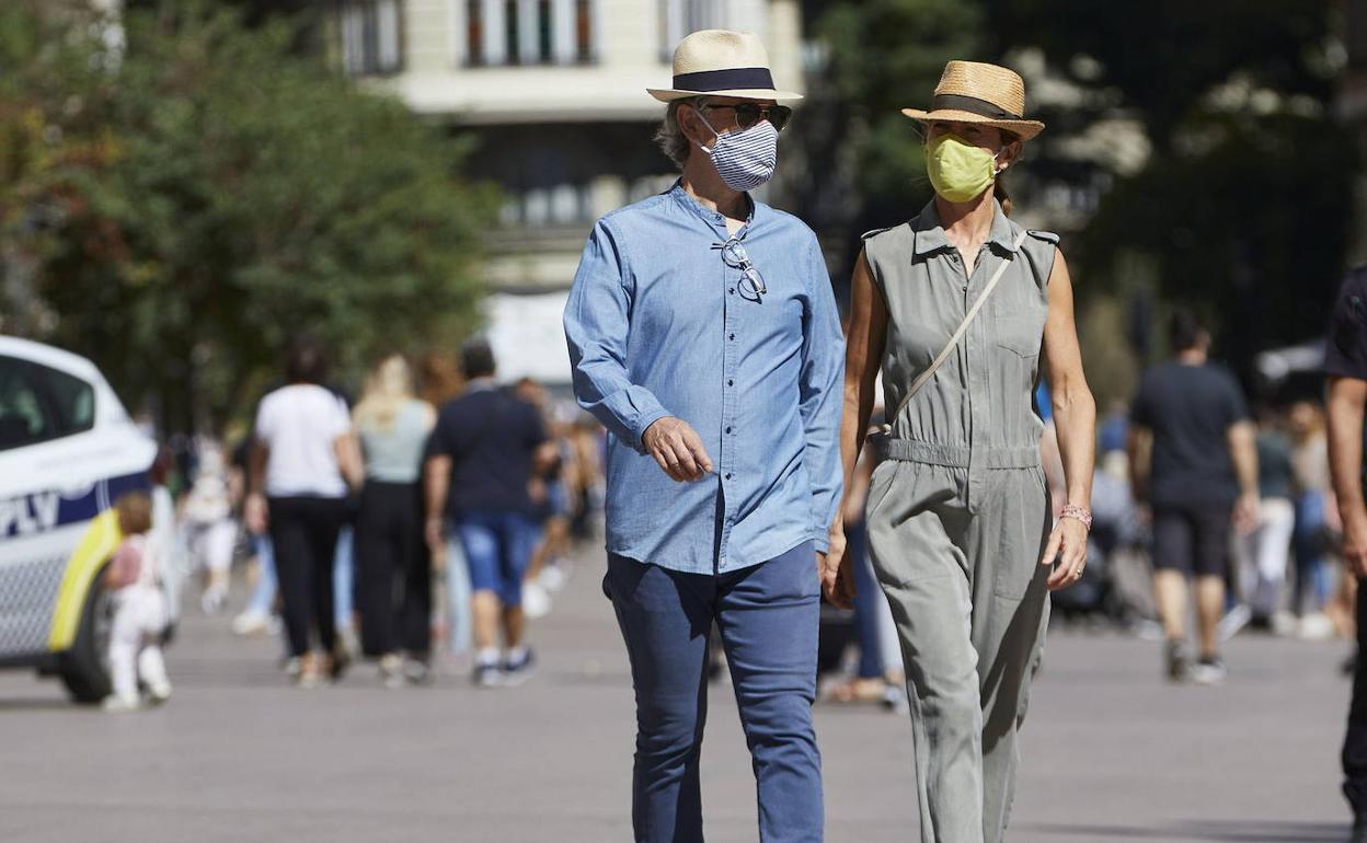 Dos turistas pasean por el centro de Valencia. 