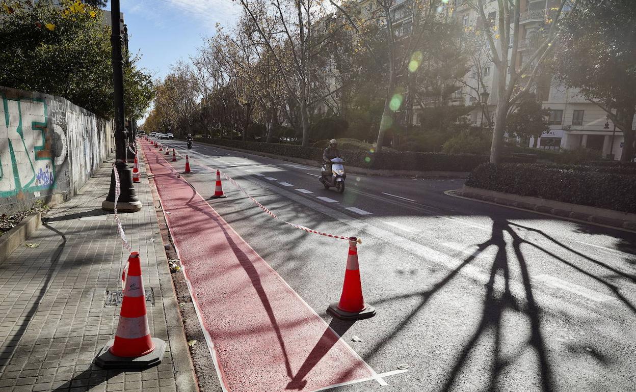 Construcción del carril ciclista en la Gran Vía Fernando el Católico, el pasado año. 