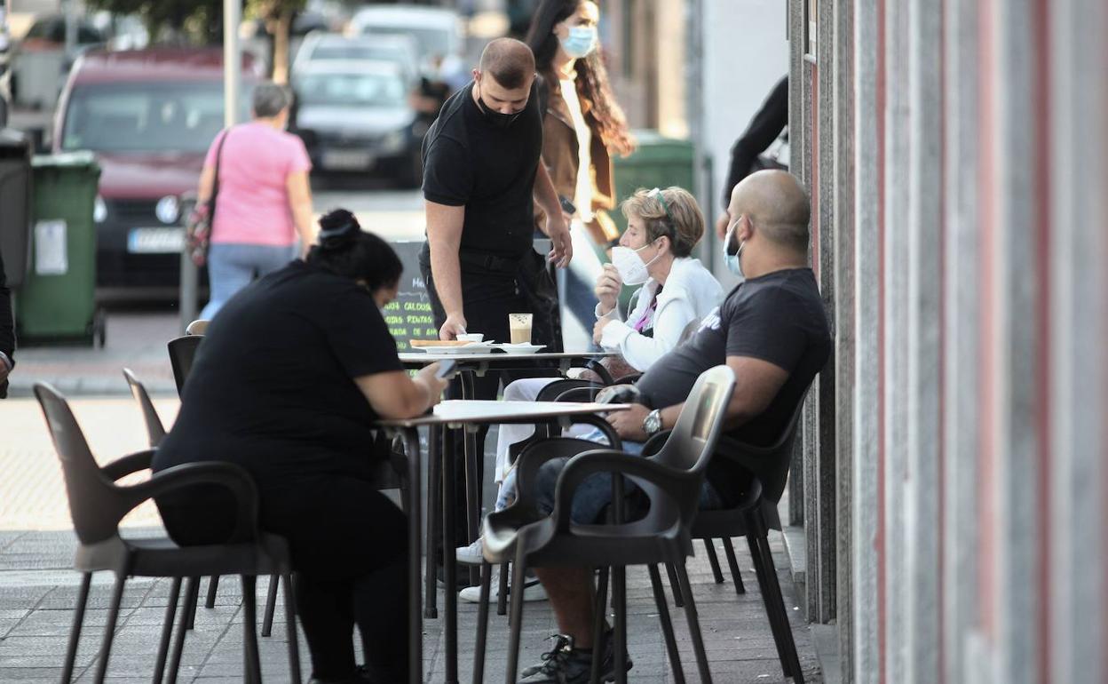 Clientes en una cafetería durante la pandemia