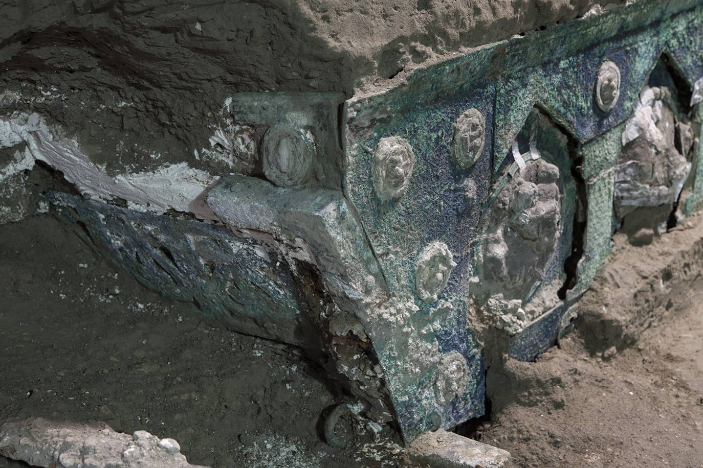 "Un gran carro ceremonial de cuatro ruedas, con sus elementos de hierro, hermosas decoraciones de bronce y estaño, restos de madera mineralizada, huellas de elementos orgánicos (desde cuerdas hasta restos de decoraciones vegetales), fue encontrado casi intacto", precisa un comunicado de prensa del parque arqueológico. 