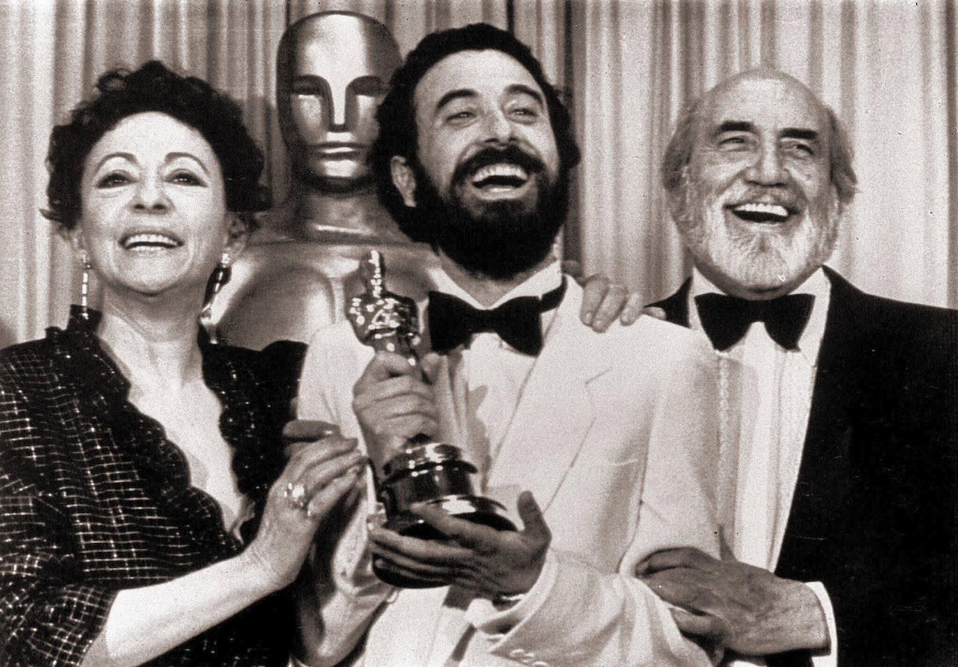 Holywood. Encarna Paso, José Luis Garci y Antonio Ferrandis sostienen el Oscar por ‘Volver a empezar’ tras la gala celebrada el 11 de abril de 1983 en Los Ángeles. 