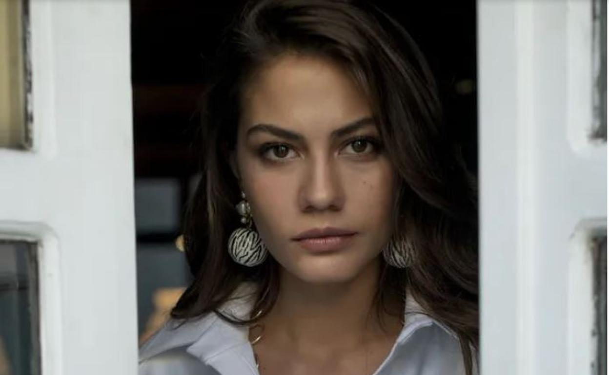 Demet Özdemir interpreta a Zeynep. 