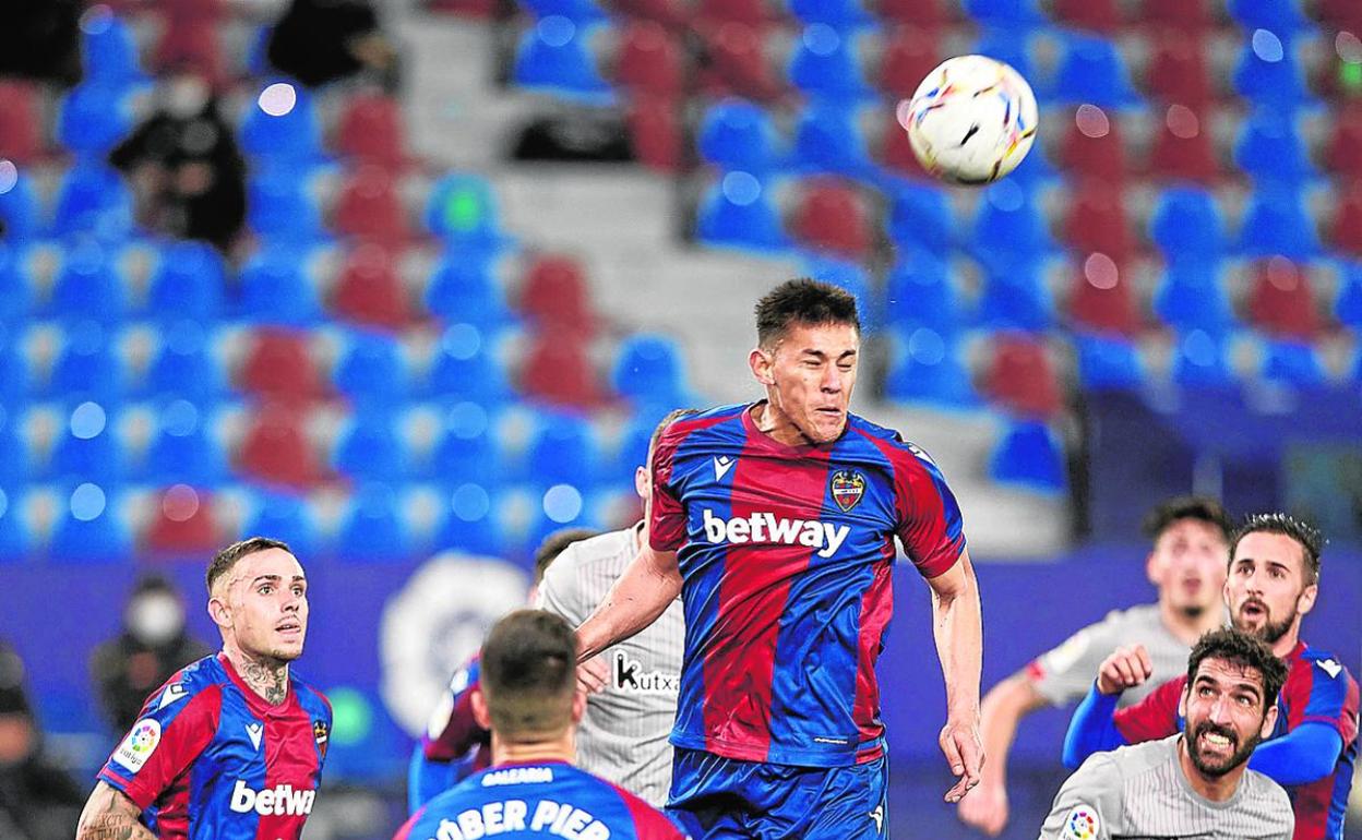 Óscar Duarte despeja un balón con la cabeza durante el partido contra el Athletic en Orriols.