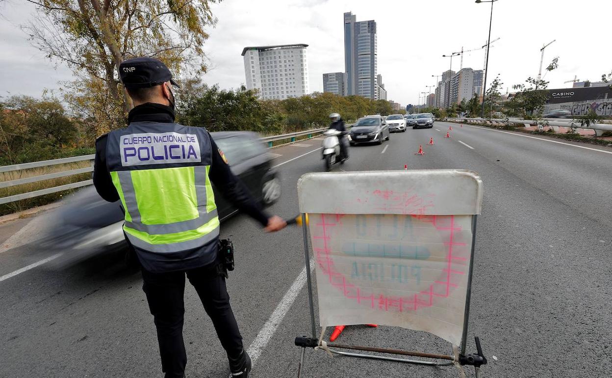 Control policial durante el último cierre perimetral de Valencia. 