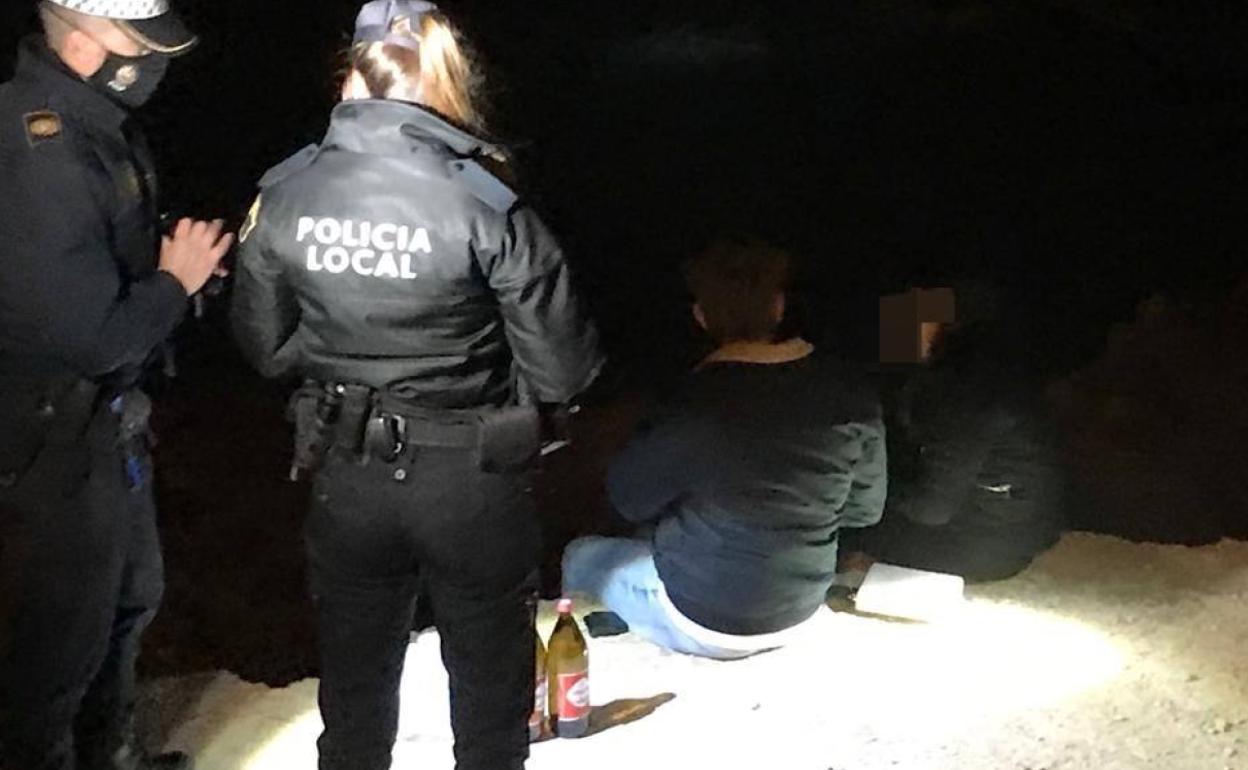 Los agentes sorprenden a varios jóvenes consumiendo alcohol en el Cabo de la Huerta.  