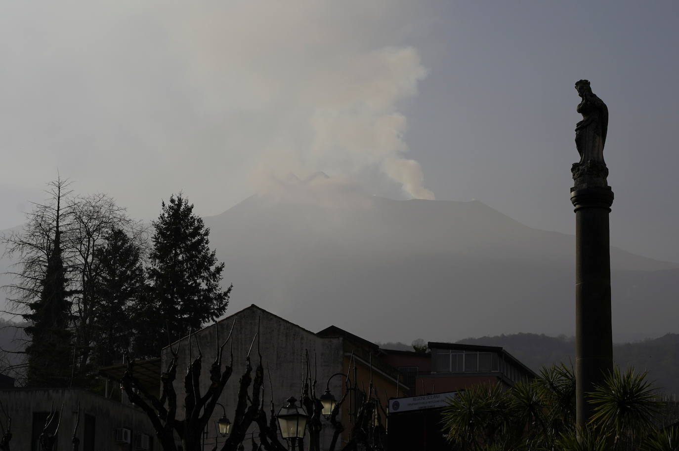 Fotos: El volcán Etna ruge de nuevo: Espectacular lluvia de ceniza sobre Sicilia