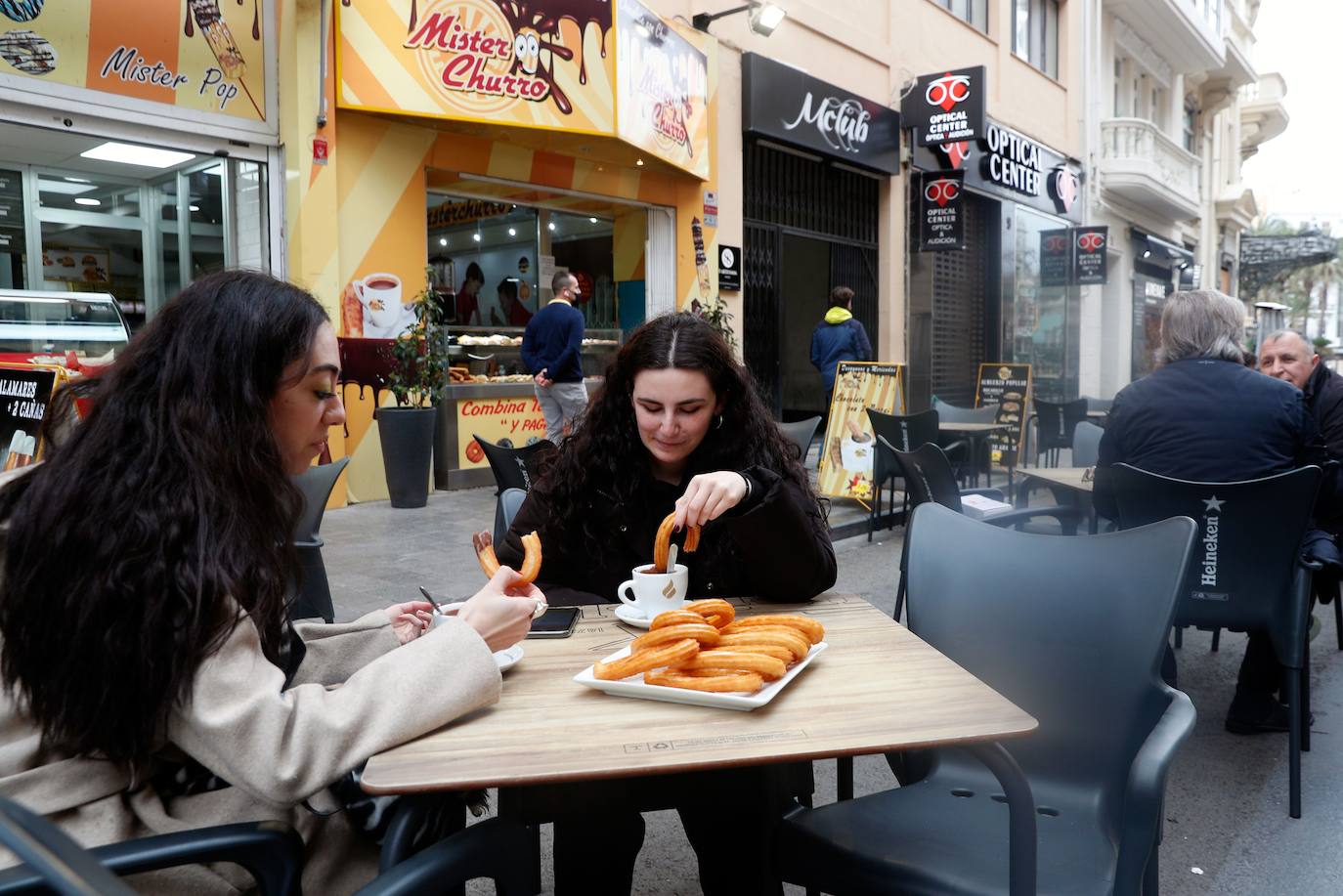 Los bares valencianos vuelven a abrir sus puertas