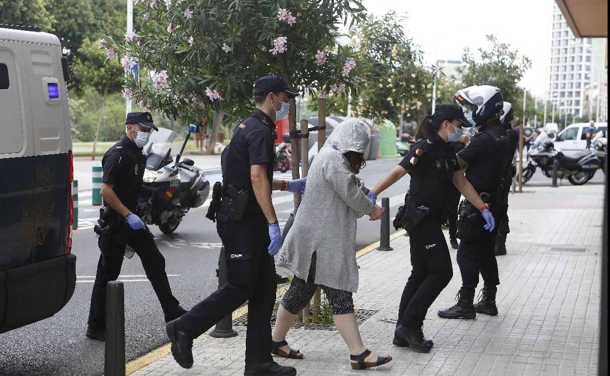 Varios policías nacionales trasladan a la presunta asesina al juzgado. 