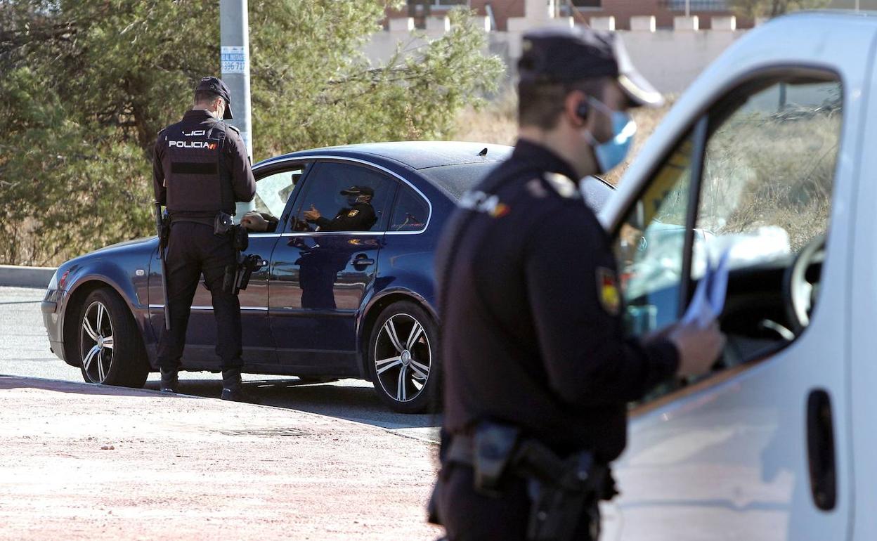 Dos agentes de la Policía Nacional, en uno de los controles de acceso a la ciudad. 