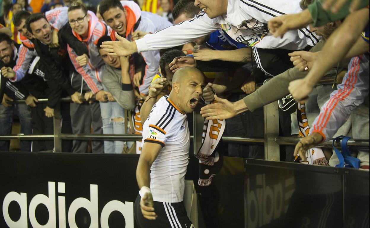 Feghouli celebra un gol ante el Granada en un partido de Liga en 2015. 