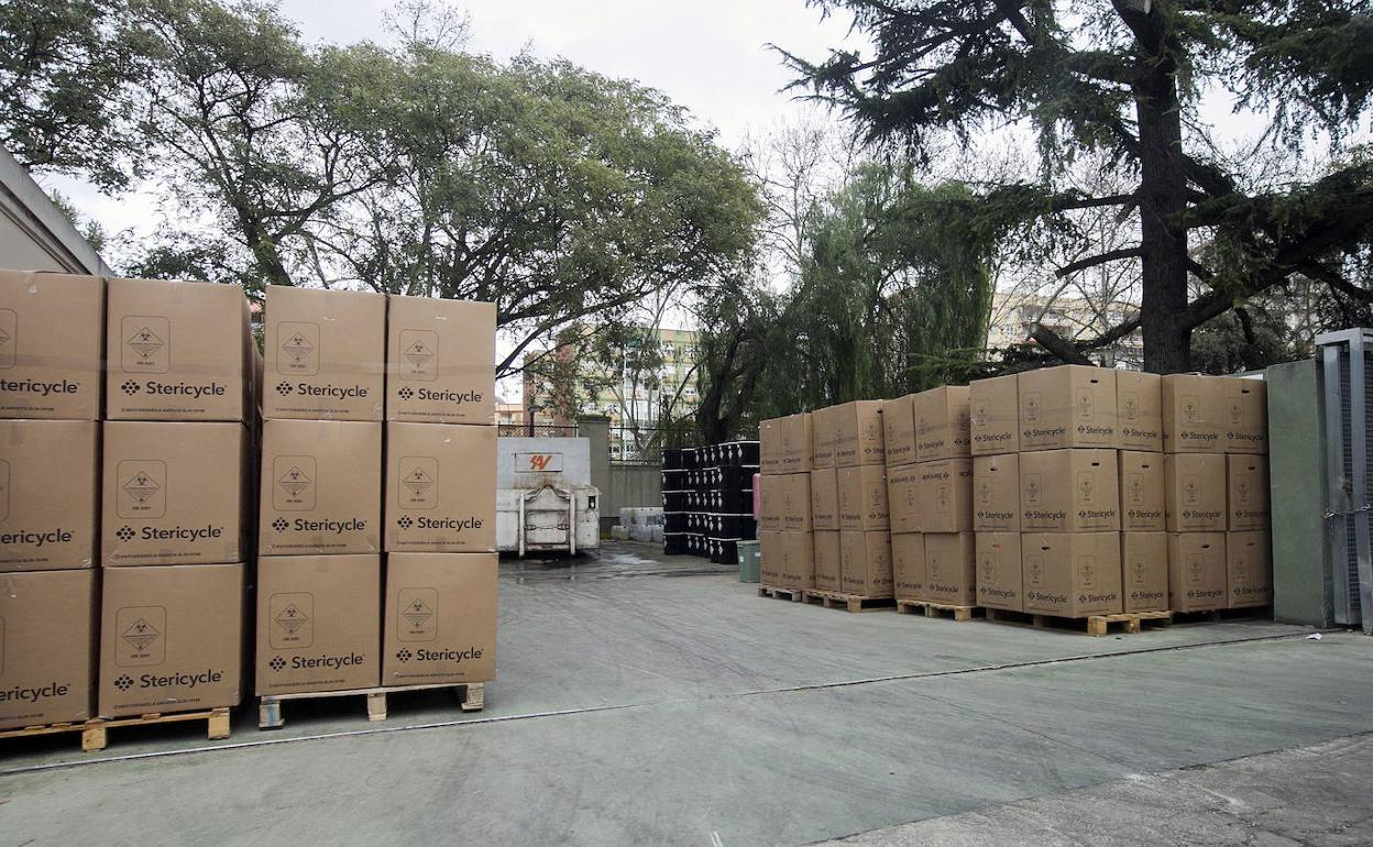 Cajas con residuos sanitarios en el Hospital General 