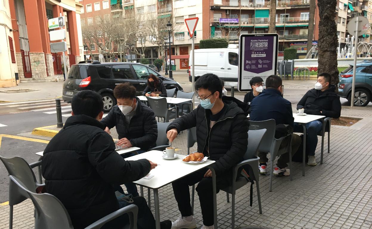 Clientes en un local de la Avenida República Argentina de Gandia. 