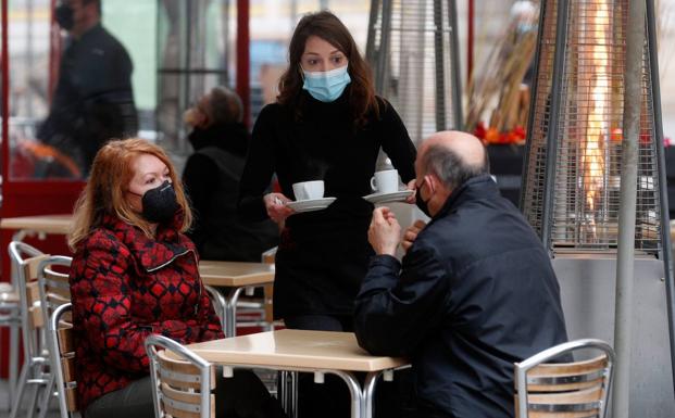 Bares y restaurantes reabren en Valencia bajo la amenaza de la lluvia