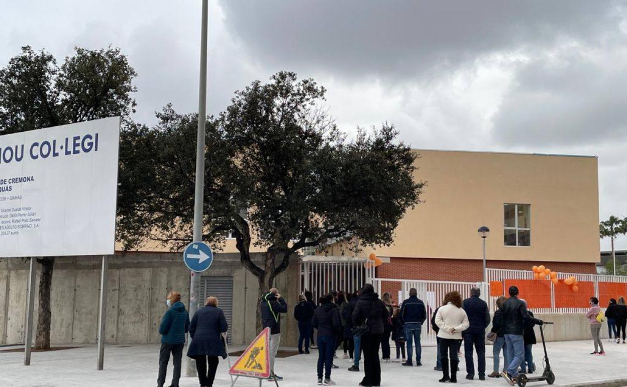 Los familiares, ayer, a la espera de la salida de los alumnos el primer día de clase en el nuevo edificio. 