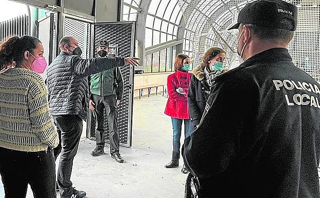 El alcalde, Paco Gómez, visita el pabellón.